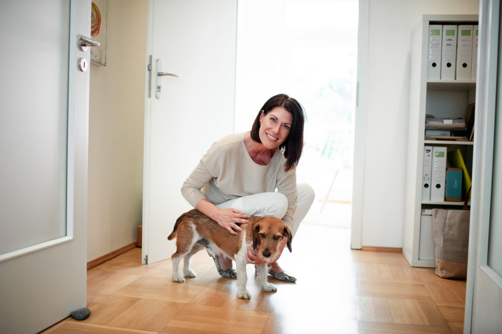 Andrea Lawlor mit ihrem Hund Jeff - dem haarigen Praxisbegleiter im Coaching